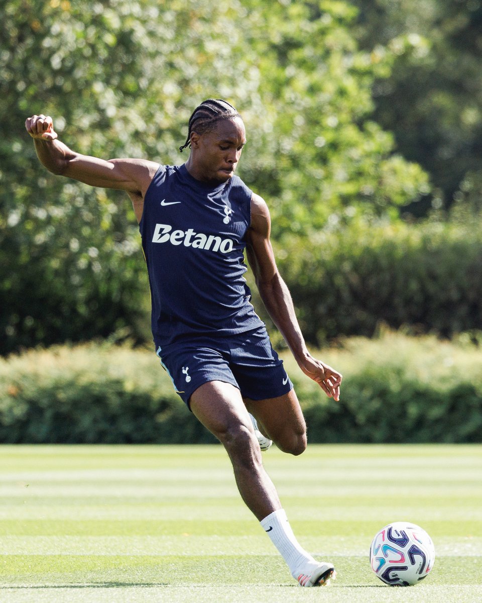 SpursOfficial's tweet photo. Back to work at Hotspur Way 👊

Check out our latest training gallery now in the official Spurs app!