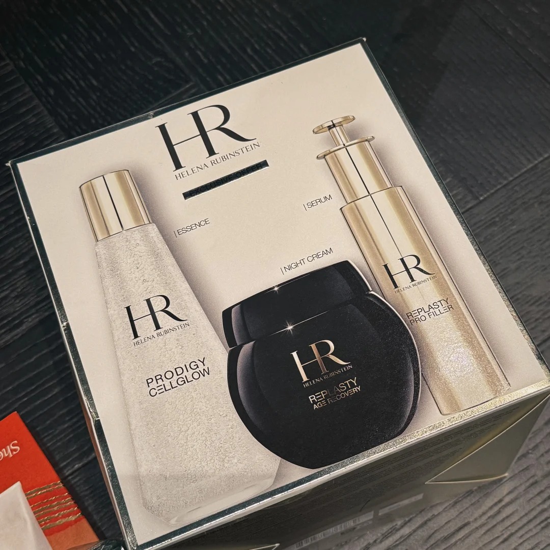 aqua_deepsea's tweet photo. Unboxing the HR 3-piece ritual set after a smooth shopping day. Clean, powerful, and ready for tonight’s night care. Simple pleasures lah https://t.co/j1ffH8RpWg