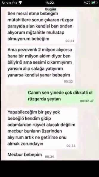 Kapatokyal42526's tweet photo. BUDA MI GOL DEĞİL...
Özgür Özel'in belediye başkanı olması için 
seçtiği ve övgülerle seçmenine tanıttığı 
isimlerin %80'i hırsız, rüşvetçi ve zinacı çıktı.
İçişleri bakanlığına layık gördüğü 
Menderes belediye başkanı ise
"YÜRÜYEN PARA" imiş.
Kendisi söylüyor.
Gayrı meşru ilişki içinde olduğu kadına 
watsap mesajıyla övünerek nasıl çaldığını anlatıyor.
İşi başkalarının üzerinden organize ederek 
kendini garantiye aldığını söylüyor.
Gerçi elemanlar 2 milyon alıp kendisine 
1 milyon aldık diyorlarmış ama,
bunu mesele etmiyor.
Paylaşmakta cimrilik eden Ekrem İmamoğlu'nu
etrafındakilerin sattığını söylüyor.
Belli ki kendince ders çıkarmış.
Kamu kaynaklarını çalmakta tereddüt etmeyecek
belediyeye işi düşen yurttaşlardan 
rüşvet almaktan çekinmeyecek 
ne kadar gözü dönmüş sahtekar varsa
hepsini belediye başkanı yapmışlar.
Belli ki en başından beri 
ülke kaynaklarını soymak için
organize ve planlı bir çalışma içindelermiş.
Ülke hayrına hiç bir planları, projeleri olmayan
Ekrem-Özgür takımının,
soygun için sofistike planlar yapmış olması
çok manidar.
Birde bunların bakanlıklara kurulduğunu
düşününce;
2023 seçimlerinde nasıl bir tehlikenin 
kıyısından döndüğümüz daha iyi anlaşılıyor.