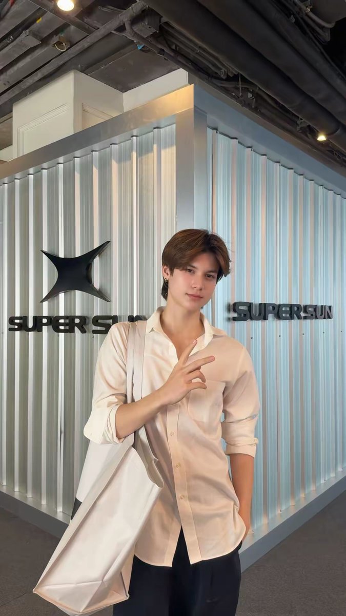 nick_abv's tweet photo. วันนี้หลังเลิกเรียนผมมา MBK ผมคิดว่าจะมาซื้อกระเป๋าสะพาย แล้วผมเห็นว่ามีบูธ Super sun มาตั้งแล้วมีกระเป๋าสะพายข้าง แล้วมันสวยยมากกก ผมเลยว่าจะซื้อไป

พอผมจะไปจ่ายตังพี่พนักงานบอกว่า ไม่ต้องจ่ายเงินพี่ซีบอกให้น้องไปเลย ตอนนั้นคือผมตกใจมากก แล้วดีใจสุดๆ

ขอบคุณพี่ซีมากนะครับ พี่ซีใจดีสุดๆเลยครับ ผมจะใช้มันอย่างดีเลยครับ🙏✨

Supersun เสื้อสวยสุดๆเลยย ตอนนี้มีบูทที่ MBK มีถึงวันที่ 9 Aug. นะครับ อย่าลืมมาซื้อกันน้าา

@ssupersun @zee_pruk