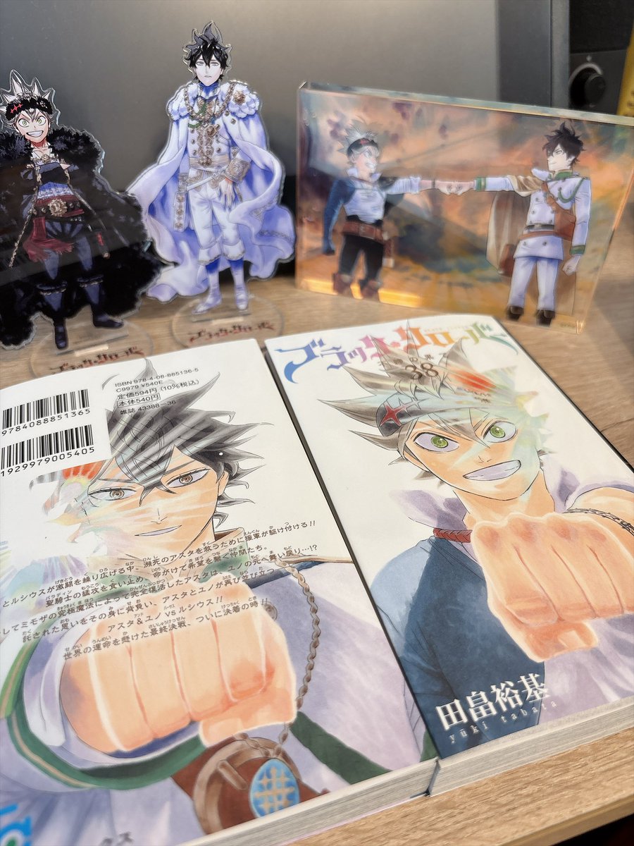 poloclover's tweet photo. 勢いで2冊目も買ったわたしを笑ってくれ。こうやって並べると幸せになれるのでおすすめ🤜🤛 https://t.co/w5YZ4CFa15