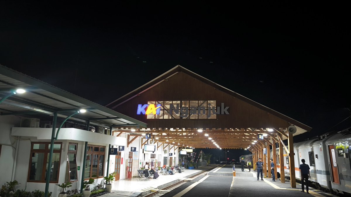 Qoneth's tweet photo. Alhamdulillah, sampai juga di Nganjuk. Perjalanan dinas 2 hari dan LDR sama anak2 serta suami. Kangen banget! https://t.co/l0lINmHMzy