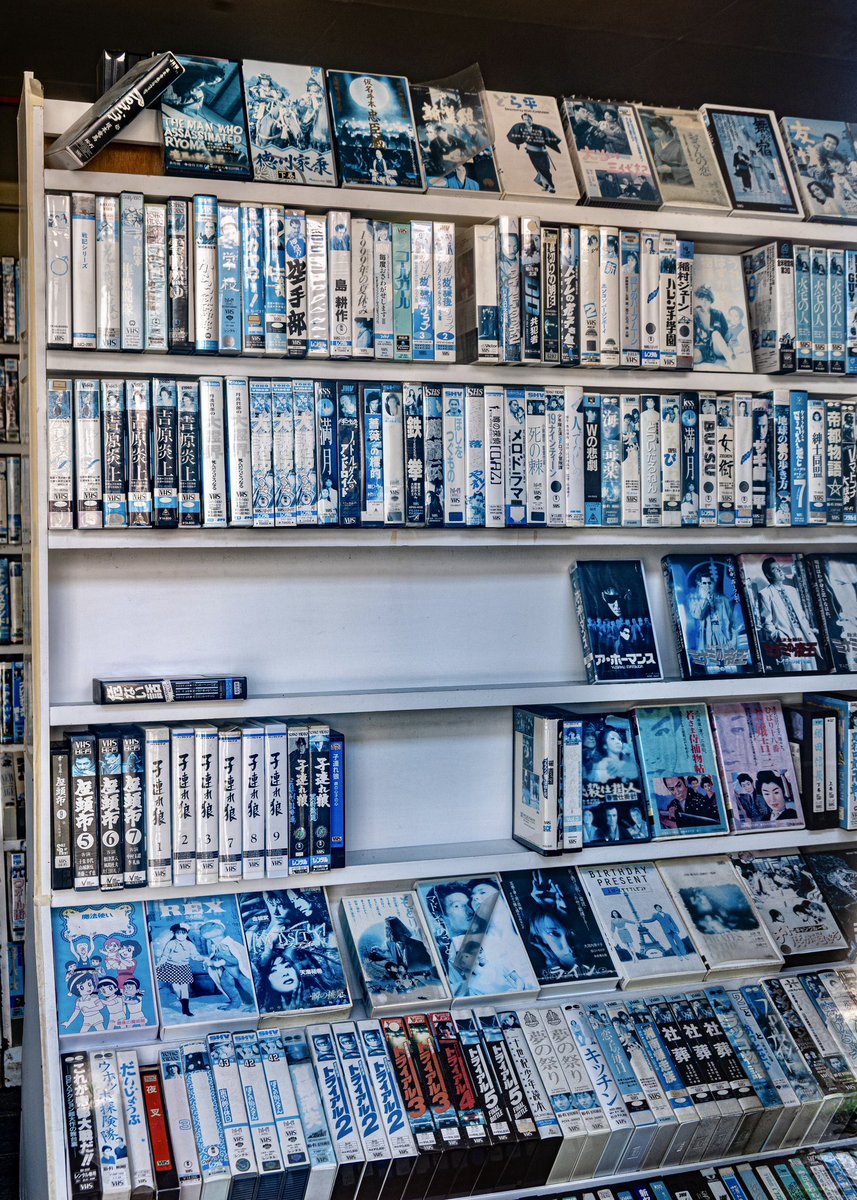 darksideof25's tweet photo. レンタルビデオ店の廃墟
90年代のまま時が止まっていて驚愕した https://t.co/hjJxaE49NN