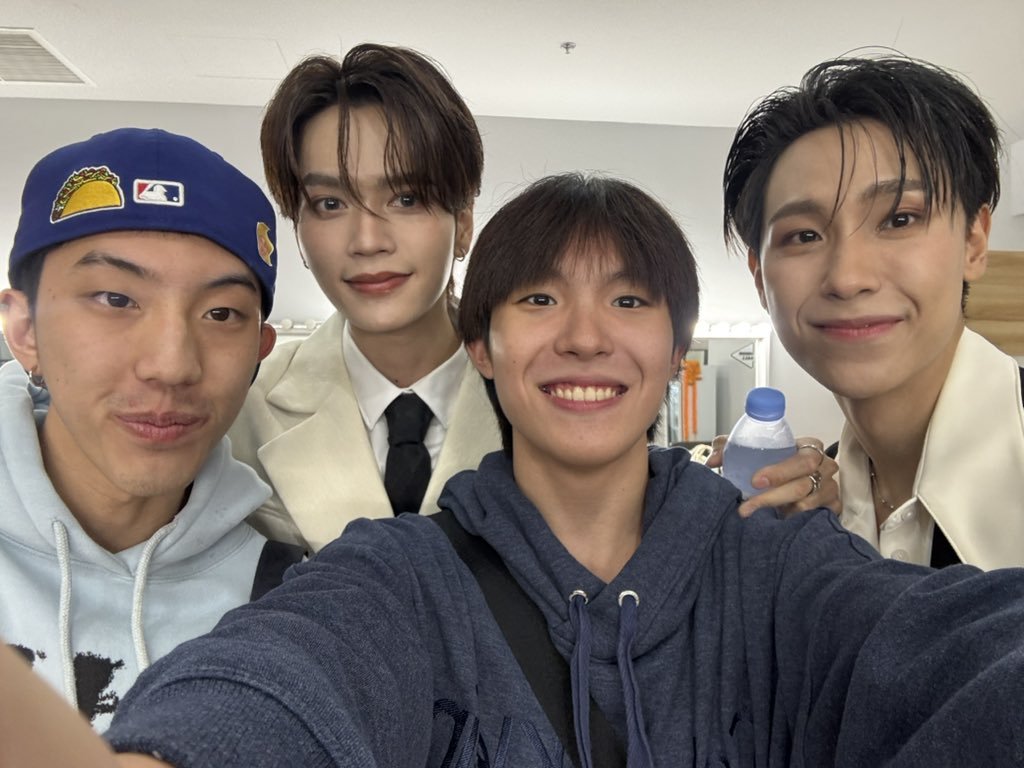 afterjju's tweet photo. remember when paul came to the fancon last year🤏🏻 https://t.co/7gldYroRJp