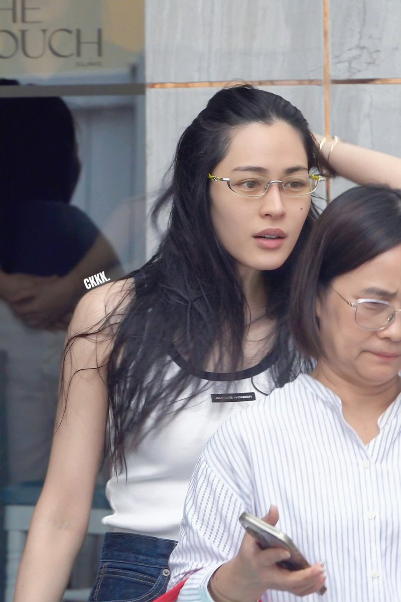 jamekwong's tweet photo. I know she’s beautiful either way, but there’s something about her bare face that makes her even more attractive omg 😭 https://t.co/nWfATkb37q