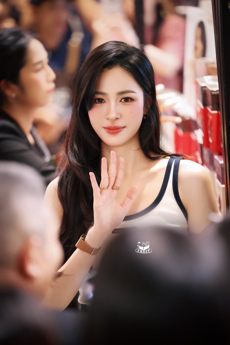 jamekwong's tweet photo. I know she’s beautiful either way, but there’s something about her bare face that makes her even more attractive omg 😭 https://t.co/nWfATkb37q