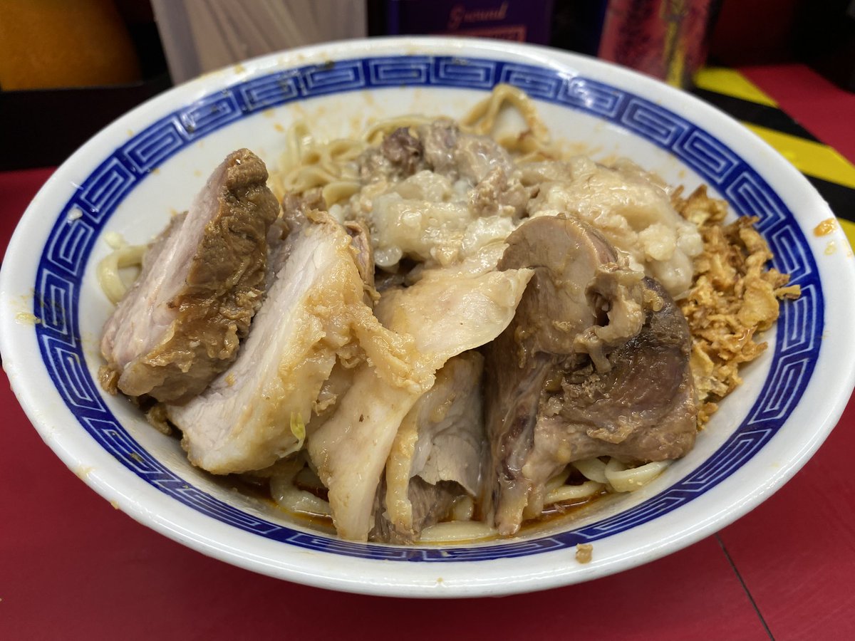 IKB_CREW's tweet photo. ラーメン二郎中山駅前店
DATA
小ラーメン豚5枚+トマたま冷や汁なし粉チ入り
ヤサイヌキ・アブラ

ドロッドロのタレがパツパツの麺と絡んで最高過ぎる。ブラックペッパー合う。麺を少し残してのスープ割り、久々に完飲間近まで逝った。 https://t.co/dN5BE8tjgM