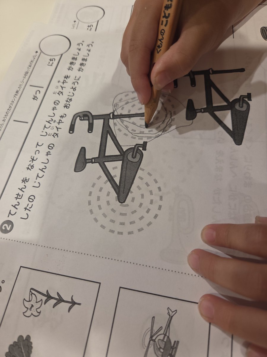 mmonimonin's tweet photo. 1日で作るペーパークラフトの量がすごすぎる。最初のうちは取っておいたけどキリがないので最近はバンバン捨ててる。どんどん手先が器用になって鉛筆とお箸も勝手に上手くなってきた。ペーパークラフトってすごい🤍 https://t.co/iywmyTEpyu