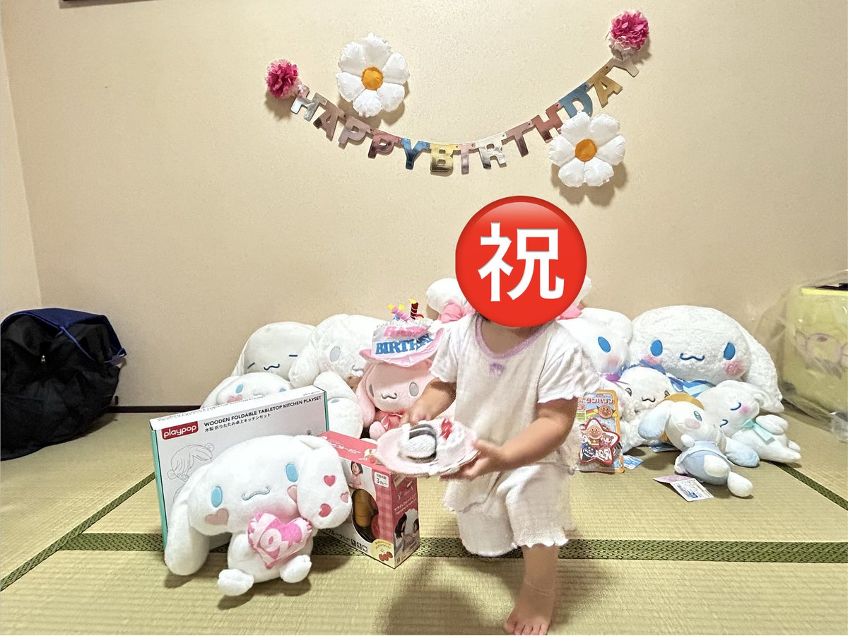 kr_tn_P's tweet photo. こんばんは。
月日は早く、娘が今日で2歳となりました。

誕生日を迎える度に産まれたばかりの頃、初めてハイハイし始めた頃、初めて歩き始めた頃がフラッシュバックして懐かしく感じる。これを後何年思い返せるのか分かりませんが今この時を大事に、気ままに子育てしていきます( ◜௰◝ ) https://t.co/9UqWTCD6XZ