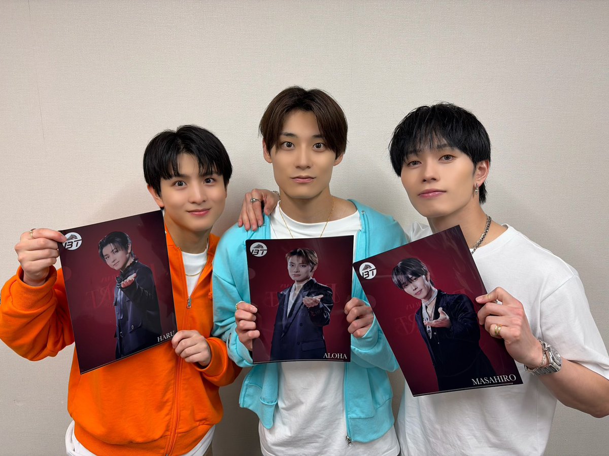 sd_bt's tweet photo. ★☆お知らせ☆★ 

 BULLET TRAIN ARENA TOUR 2026 「ESCORT」 

CD販売ブースにて『ガチ夢中！』又は旧譜商品ご購入毎に
ご希望のツアー限定クリアファイルを1枚プレゼント！
当たりはメンバー直筆サイン入り ✨ 

 ▼詳細はこちら！ 
https://t.co/RDcnU8FqBL

 #超特急_ESCORT https://t.co/9mC6hosR0z