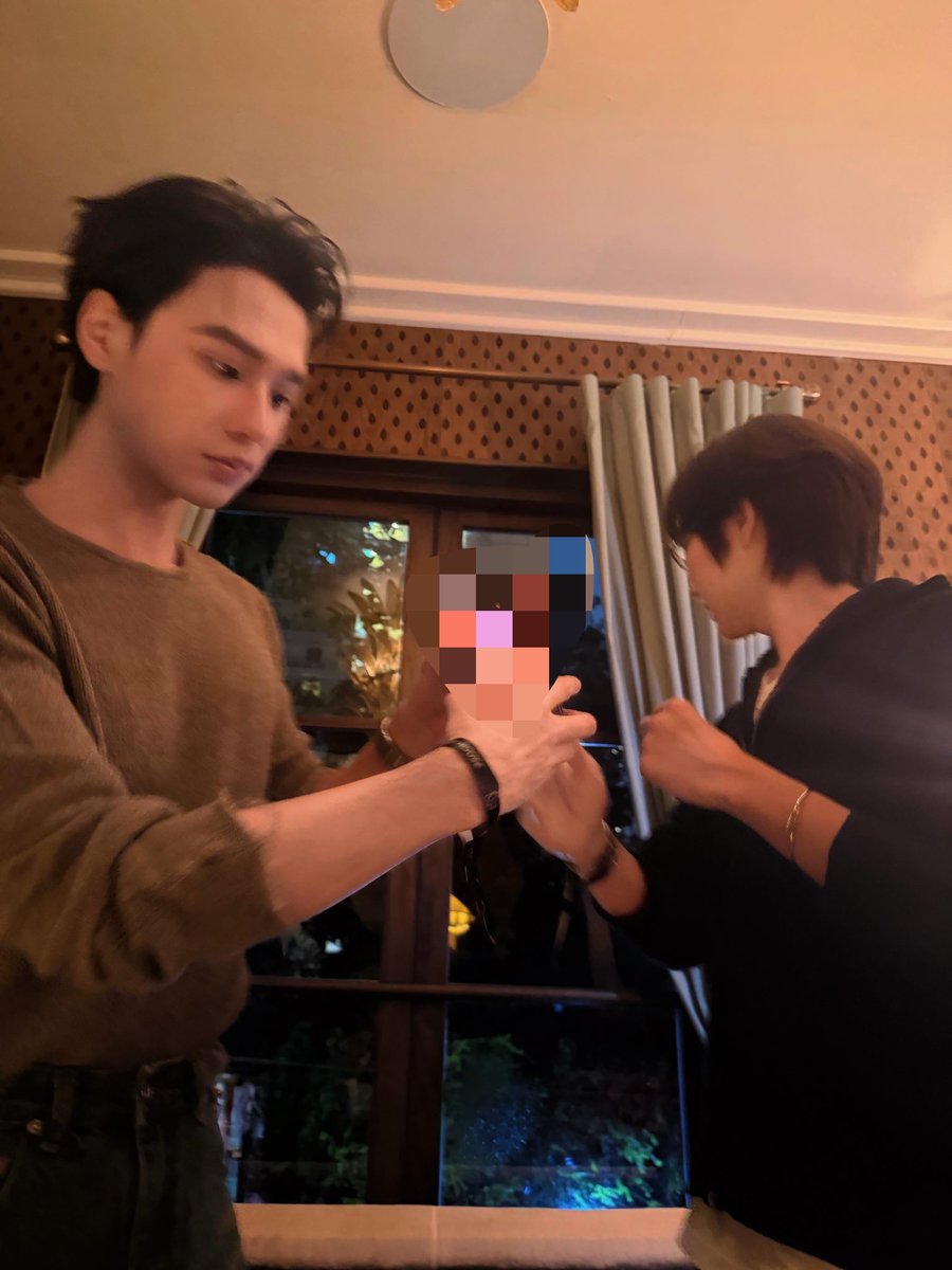 lerpain's tweet photo. ที่รัก หนูอยากได้รูปตรงนี้ 
โอ๊ะ ที่รักกินอยู่ หนูถ่ายเองก็ได้ค่ะ

มาค่ะพี่ถ่ายให้ 

ที่รัก กินก่อนก็ได้~

พี่อิ่มแล้ว แฟนพี่ต้องได้รูปตอนนี้เลย

หนูรักอ้วนที่สุด 

มาหอมก่อนค่ะ 

#.อ้วนบี๋story https://t.co/OOuDjbIS5u