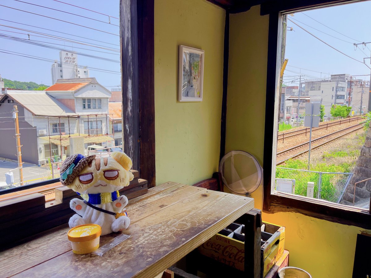 mican_cha's tweet photo. ここのお店でサイダーかアイスを買うと2階の小さなカフェスペースに上がれるよ〜秘密基地みたいでとっても楽しい✨
はちみつアイスはミルクアイスの下にザクザクのはちみつ層があってものすごく濃厚で美味しかった…！忘れられない味🍯 https://t.co/F8cCXDpene