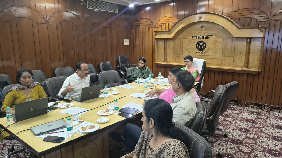 icds_up's tweet photo. "विश्व स्तनपान सप्ताह : ACS महिला कल्याण एवं बाल विकास,श्रीमती लीना जौहरी ने पोषण पाठशाला वेबकास्ट के माध्यम से 3 लाख से अधिक प्रतिभागियों को स्तनपान के महत्व एवं प्रोत्साहन की शपथ दिलाई"। निदेशक-ICDS,श्रीमती हर्षिता माथुर ने भी  मार्गदर्शन प्रदान किया @MinistryWCD @CMOfficeUP https://t.co/2Sijz8SLJJ