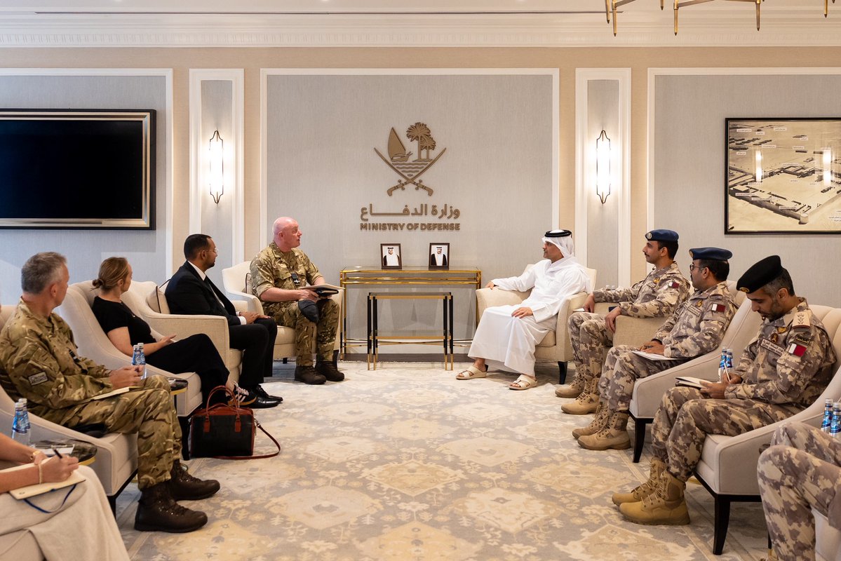 MOD_Qatar's tweet photo. نائب رئيس مجلس الوزراء ووزير الدولة لشؤون الدفاع يلتقي رئيس هيئة الأركان الجوية البريطانية

التقى سعادة الشيخ سعود بن عبدالرحمن بن حسن آل ثاني نائب رئيس مجلس الوزراء ووزير الدولة لشؤو�� الدفاع، سعادة الفريق أول (طيّار) هارفي سميث رئيس هيئة الأركان الجوية البريطانية، والوفد المرافق له، وذلك خلال زيارته إلى دولة قطر.

جرى خلال اللقاء استعراض آخر المستجدات والتطورات الأمنية في المنطقة، وبح�� أوجه التعاون الدفاعي والتنسيق المشترك بين الجانبين. 

حضر اللقاء عدد من كبار الضباط والمسؤولين من الجانبين.
