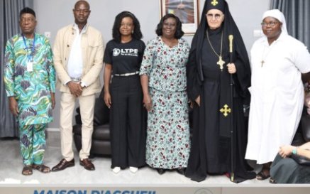 dovalerie06's tweet photo. La #LTPE a reçu à Lomé Mgr Lucas Rocco #MassimoGiacalone, archevêque orthodoxe italien. Au programme, une rencontres institutionnelles et signature d'une convention pour renforcer les projets sociaux (#MAED, #SMPDD).
#Togo #Lomé #Social #Enfance https://t.co/YvYh7AclQF