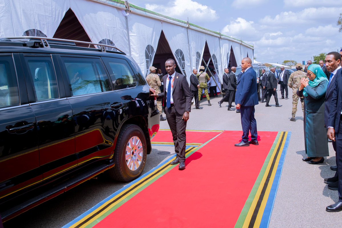 ikulumawasliano's tweet photo. Rais wa Jamhuri ya Muungano wa Tanzania, Mheshimiwa Dkt. Samia Suluhu Hassan akiagana na Rais wa Jamhuri ya Uganda Mhe. Yoweri Kaguta Museveni mara baada ya kuhitimisha ziara  rasmi ambapo walishuhudia utiaji saini Hati ya Makubaliano kuhusu mapendekezo ya kuendeleza Tanga kama Kituo cha Nishati cha Kikanda kuwasili katika viwanja vya Ikulu Jijini Dar es Salaam, tarehe 06 Agosti, 2026.