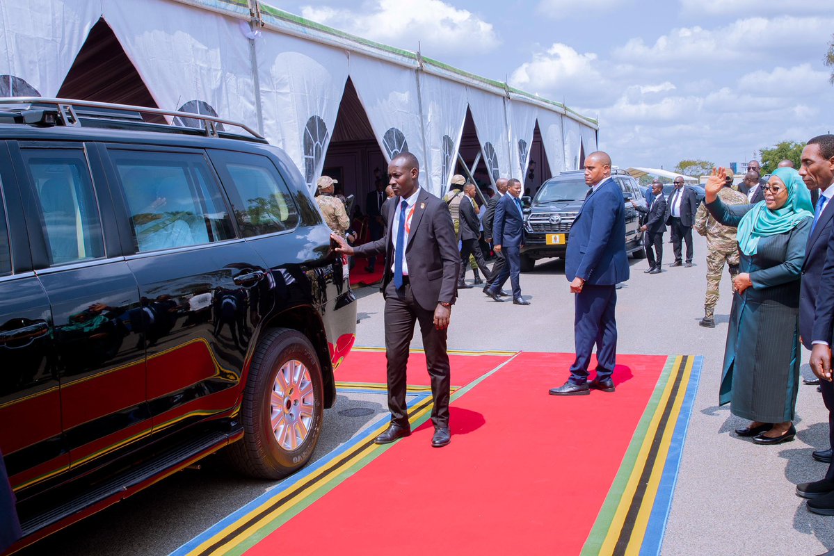 ikulumawasliano's tweet photo. Rais wa Jamhuri ya Muungano wa Tanzania, Mheshimiwa Dkt. Samia Suluhu Hassan akiagana na Rais wa Jamhuri ya Uganda Mhe. Yoweri Kaguta Museveni mara baada ya kuhitimisha ziara  rasmi ambapo walishuhudia utiaji saini Hati ya Makubaliano kuhusu mapendekezo ya kuendeleza Tanga kama Kituo cha Nishati cha Kikanda kuwasili katika viwanja vya Ikulu Jijini Dar es Salaam, tarehe 06 Agosti, 2026.