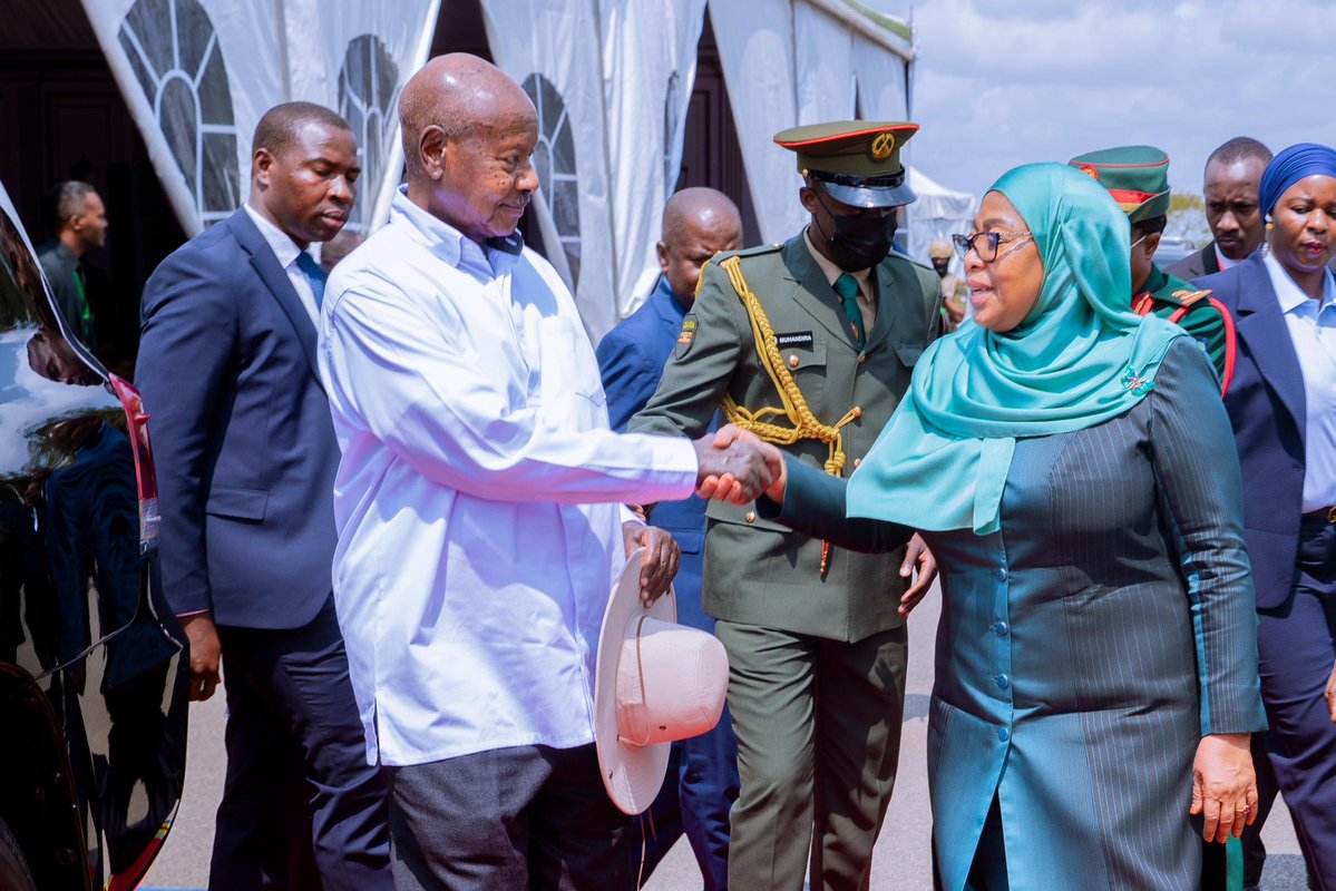 ikulumawasliano's tweet photo. Rais wa Jamhuri ya Muungano wa Tanzania, Mheshimiwa Dkt. Samia Suluhu Hassan akiagana na Rais wa Jamhuri ya Uganda Mhe. Yoweri Kaguta Museveni mara baada ya kuhitimisha ziara  rasmi ambapo walishuhudia utiaji saini Hati ya Makubaliano kuhusu mapendekezo ya kuendeleza Tanga kama Kituo cha Nishati cha Kikanda kuwasili katika viwanja vya Ikulu Jijini Dar es Salaam, tarehe 06 Agosti, 2026.