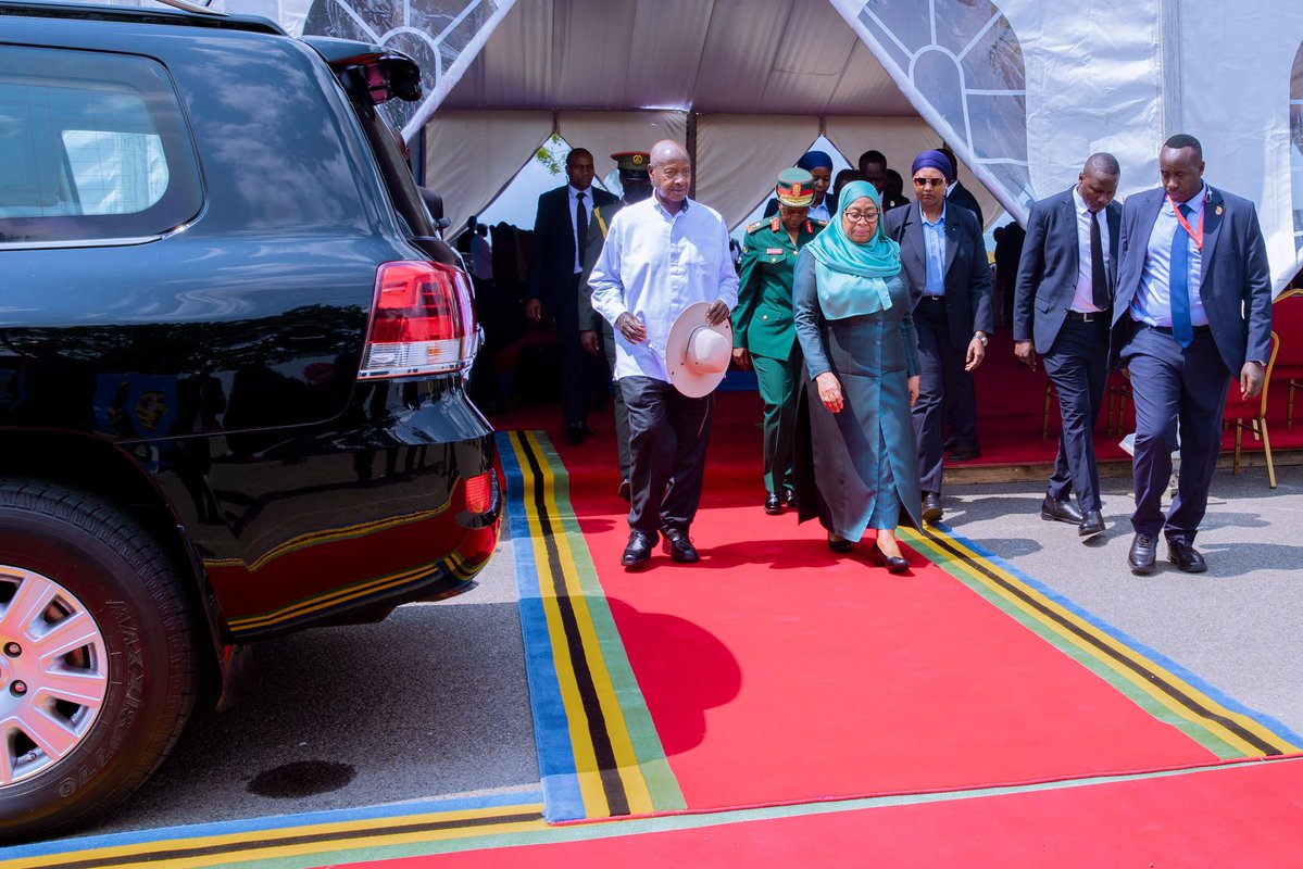 ikulumawasliano's tweet photo. Rais wa Jamhuri ya Muungano wa Tanzania, Mheshimiwa Dkt. Samia Suluhu Hassan akiagana na Rais wa Jamhuri ya Uganda Mhe. Yoweri Kaguta Museveni mara baada ya kuhitimisha ziara  rasmi ambapo walishuhudia utiaji saini Hati ya Makubaliano kuhusu mapendekezo ya kuendeleza Tanga kama Kituo cha Nishati cha Kikanda kuwasili katika viwanja vya Ikulu Jijini Dar es Salaam, tarehe 06 Agosti, 2026.