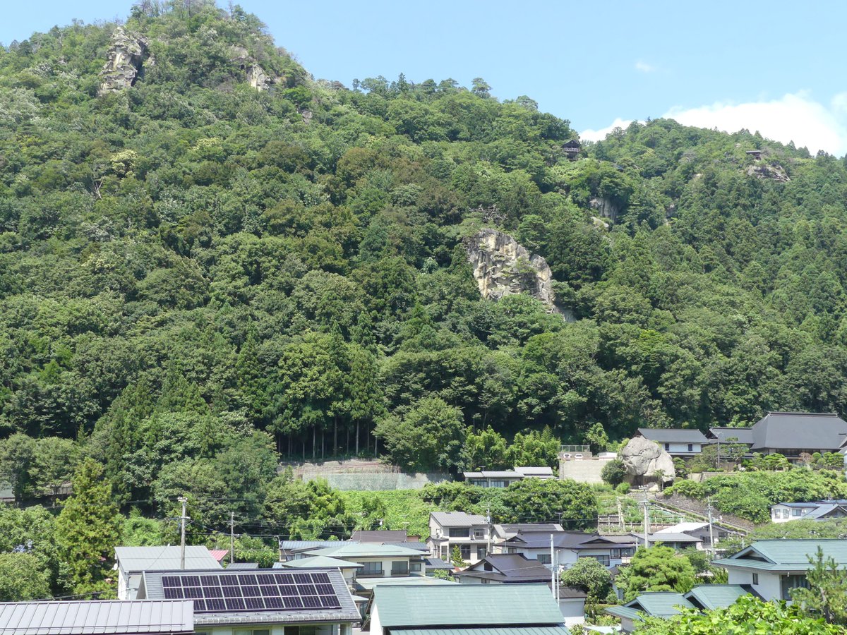 sato_opticians's tweet photo. 一昨日（8月4日）の旅のレポートの続きです。
温泉を出て、急いでかみのやま温泉駅に向かい、11:12発の電車で山形駅へ向かいます。ところが、何とその電車は先ほどの電車でも巻き込まれた「安全確認（？）」の影響とやらで、まだ米沢駅を出発していないとか！これでは予定よりも30分以上遅くなってしまいそうで、山形駅からの乗り継ぎ（30分以上余裕はあるのですが）に間に合わなくなる恐れがあります。
困ったなと思っていたら、ほどなく、所定より20分遅れの｢つばさ号｣がやってきたので、とりあえずそれに乗って山形駅へ向かいました。
山形駅では山形新幹線のホームに到着するので、中間改札で特急料金を請求されてしまいました。とんだ出費です。普通列車が大幅に遅れていたことを言っても駅員氏は無視…規則だからしょうがないんですが、JRの不具合でお客に出費を強いるとは、本当に｢殿様商売｣で呆れてしまいました。件の駅員もダイヤ乱れについてのお詫びすらなく、大いに失望しました。
気を取り直して、仙山線ホームへ。ここから、山寺を左に見て、長いトンネルを抜けて、｢愛子（あやし）｣駅を過ぎ、終点・仙台駅の一つ手前の｢東照宮駅｣で途中下車しました。