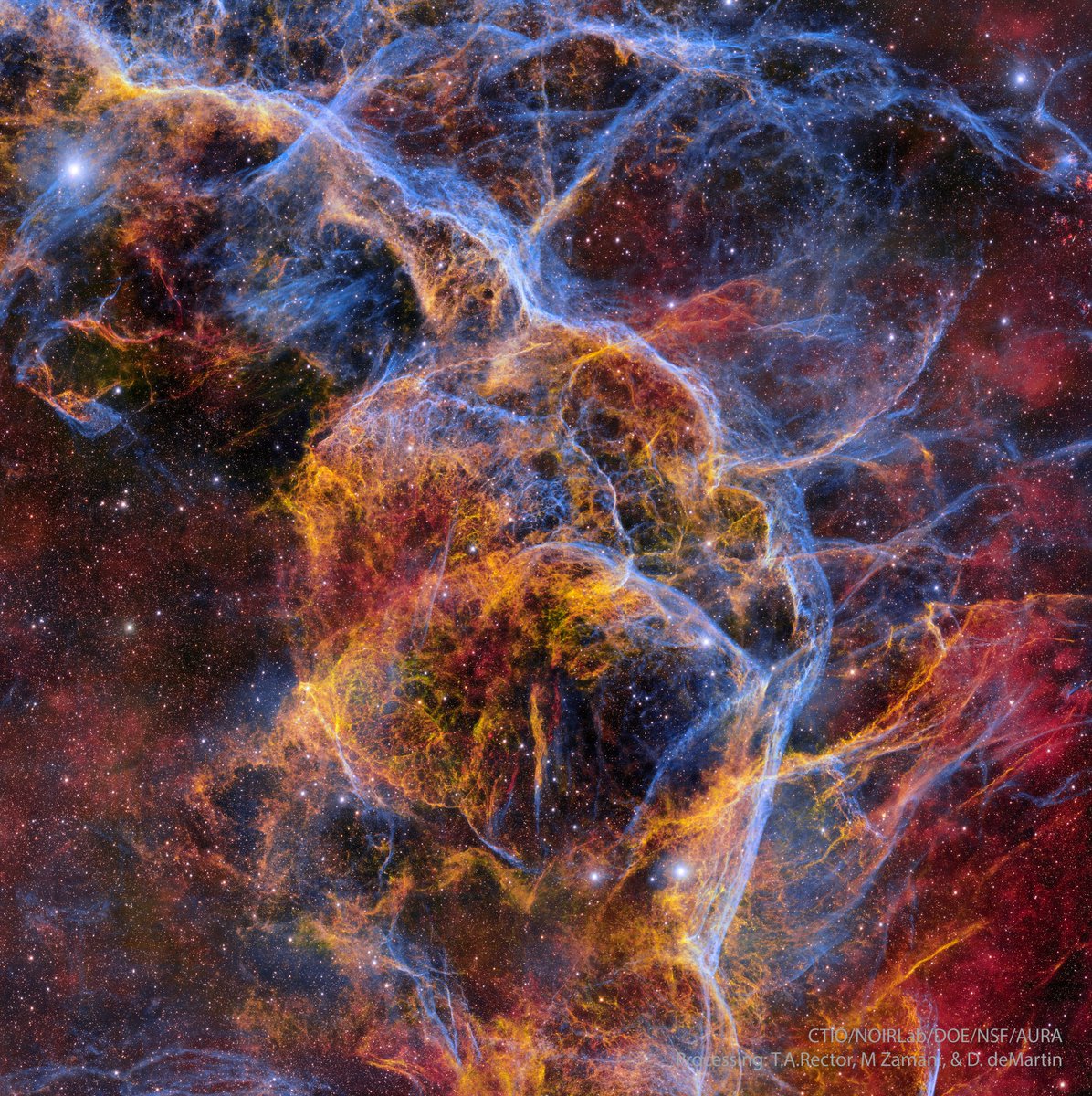 alex_riveiro's tweet photo. Este es el paisaje que queda tras la explosión de una estrella en forma de supernova. Estos son algunos filamentos de los restos de la supernova de Vela. Fue una estrella que explotó al final de su vida, hace unos 11 000 años, en la dirección de la constelación de Vela. El material expulsado sigue alejándose del centro de la detonación. #FelizJueves