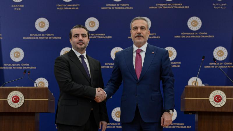 YHaber_3's tweet photo. 🔵  Dışişleri Bakanı Hakan Fidan, Suriyeli mevkidaşı Şeybani ile görüştü

📌  Dışişleri Bakanı Hakan Fidan, Suriyeli mevkidaşı Şeybani ile görüştü Bakanı Hakan Fidan ile  görüşmesinin ardından iki ülke, güvenlik, ekonomi, eğitim ve ulaştırmaya  kadar birçok konuda yeni iş birliği adımlarını duyurdu 

📌 Ekonomi de ilişkilerin günün ihtiyaçlarına göre yeniden şekillendiğini ifade edilen toplantıda; gümrüklerin kolaylaştırılması, sınır kapısı kapasitelerinin artırılması, bankacılık kanallarının açılması ve ulaşım altyapılarının uyumlaştırılması için teknik çalışmaların sürdürüldüğü aktarıldı

📌  Fidan; Türkiye, Suriye, Ürdün ve Suudi Arabistan arasında karayolu ve demiryolu bağlantısını sağlayacak proje için hazırlıkların başladığını ve projenin kısa sürede tamamlanmasının hedeflendiğini belirtti

📌 Şam’da açılması planlanan Türk Okulu’nun yeni  eğitim-öğretim yılına yetiştirilmesi hedeflenirken, Türkiye-Suriye Ortak Üniversitesi’nin kurulmasına yönelik çalışmaların hız kazandığı açıklandı. Sağlık alanında ise yeni hastane projeleri ve Suriye’nin sağlık altyapısının yeniden inşasına yönelik iş birliğinin sürdüğü bildirildi