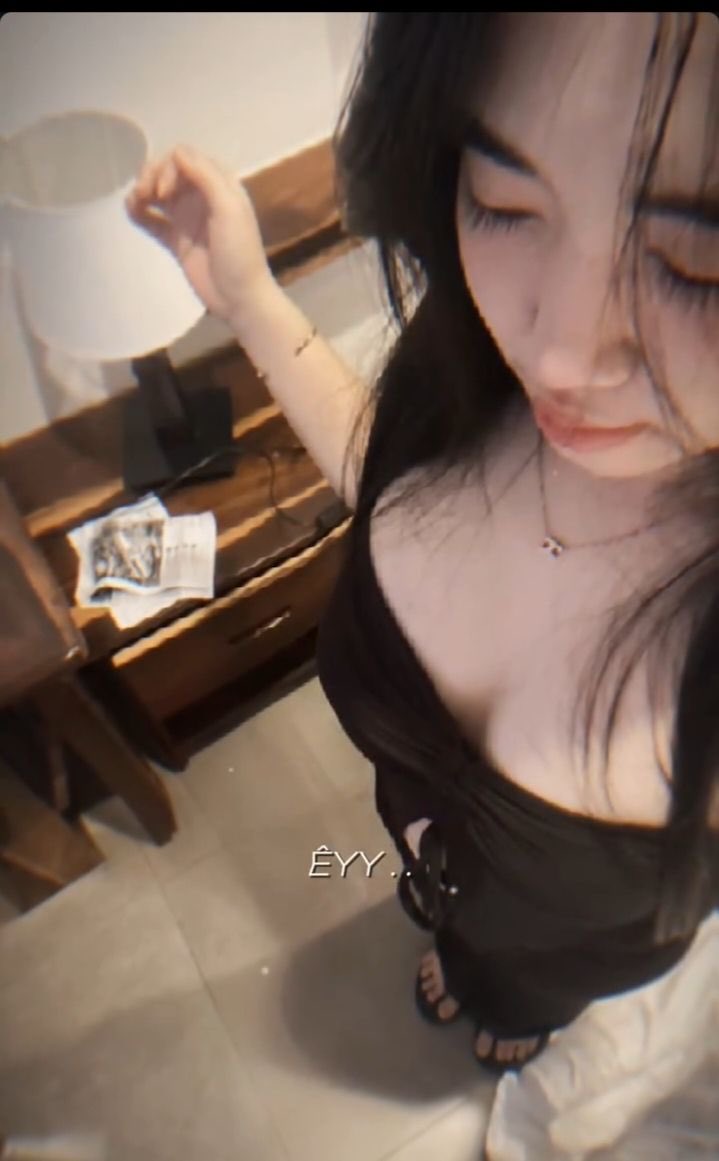 Mayconchocai's tweet photo. Đông Nhi 2k9 đúng chuẩn con đĩ thèm cặc Ngực căng như vú bò ngày nào cũng chỉ nghĩ đến chuyện địt nhau chỉ biết há miệng chờ cặc Người ta nhìn vào là biết ngay bản chất:một con đĩ rẻ tiền, vú to nhưng não rỗng, suốt ngày thèm được địt. 1 bồn chứa di động https://t.co/nckOsePezg