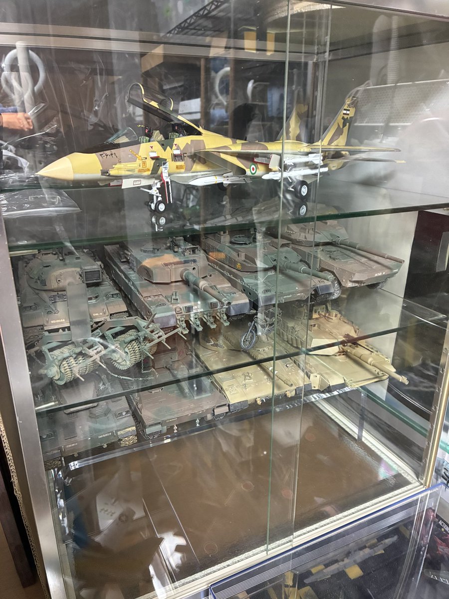 Uds0826's tweet photo. アクリル棚を買ってディスプレイケースの中にぶち込んで段を増やした
これで駐機場問題がまた先延ばしになった https://t.co/KMIka279mI