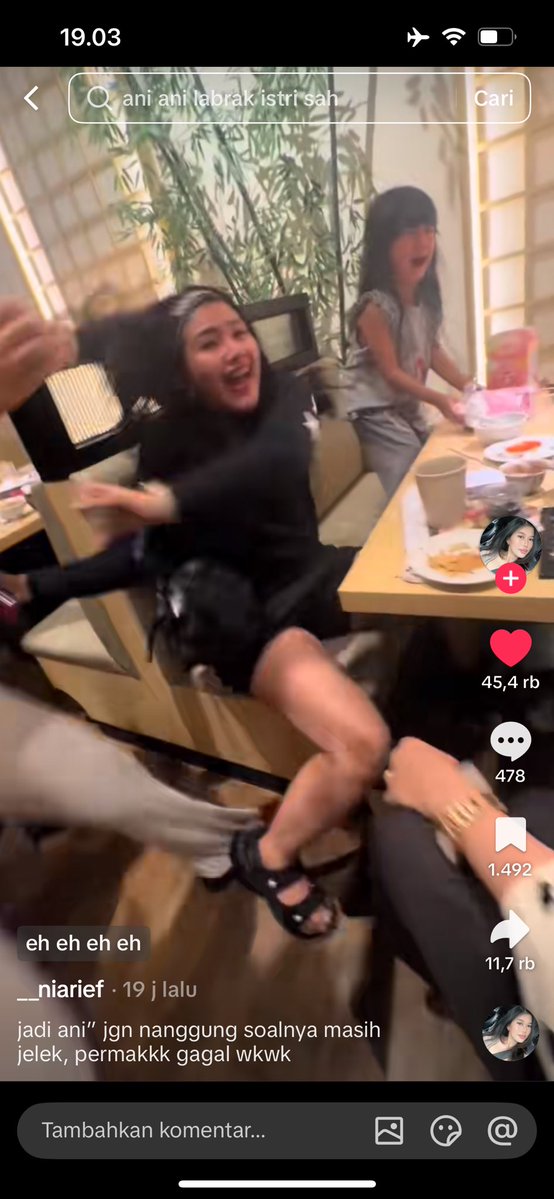 shifanistt's tweet photo. Demi apapun gue benci banget sama perselingkuhan! Tapi yang gue pertanyakan, ini kan selingkuh tuh yg meranin 2 orang kan yak? Nah knp SLALU yang diviralkan tuh cewenya aja? COWONYA MANAAAA!!?!?! 

& itu ada bocil ya allah. Bisa ga jangan didepan bocilnya? Kasian banget sampe nangis gitu.

Plis yang fair dong, jangan cuma perempuannya aja yg di spill atau dipermalukan. COWONYA JUGA!!!!