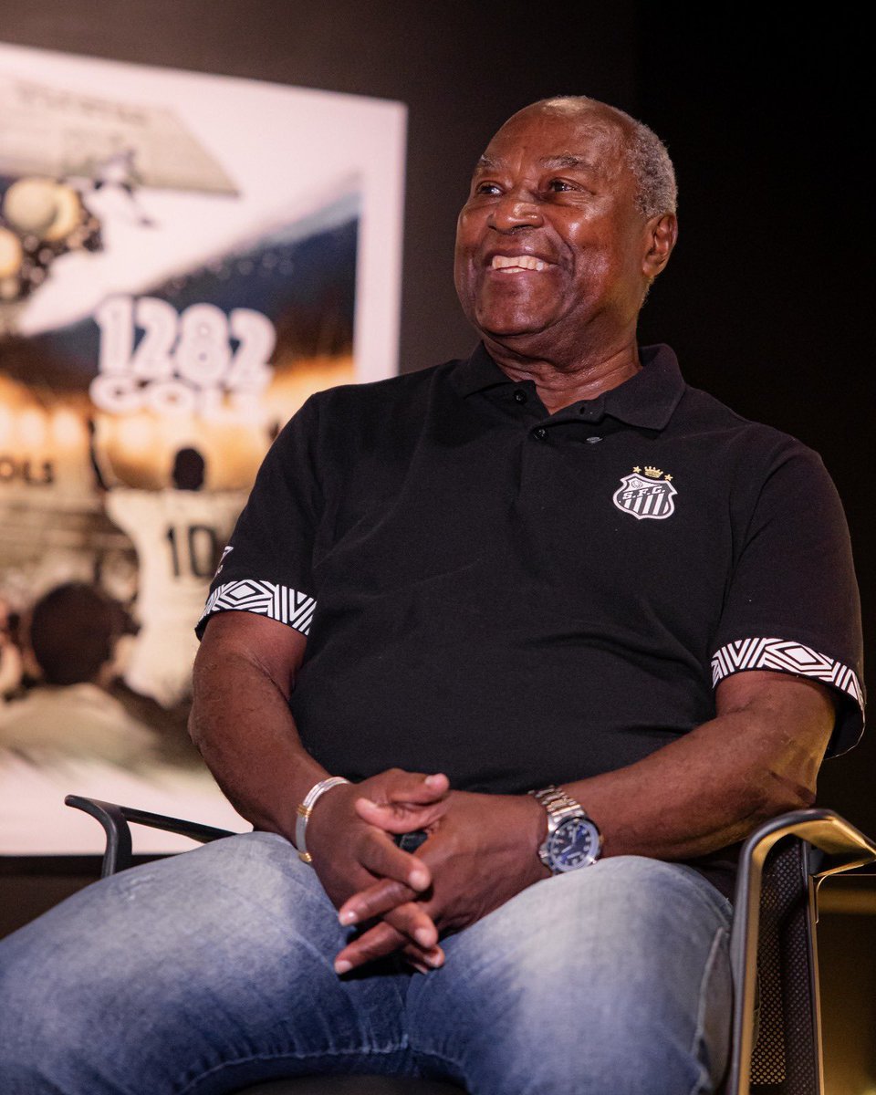SantosFC's tweet photo. FELIZ ANIVERSÁRIO, EDU! 🤍🖤

Nascido em Jaú, Jonas Eduardo Américo chegou ao Santos FC aos 15 anos após ser indicado simplesmente pelo Rei Pelé. Pelo Peixão, Edu logo conquistou a nação santista e se transformou em um dos maiores ídolos da nossa história.

Aos 16 anos, o ponta tornou-se o jogador mais jovem a participar de uma Copa do Mundo, ao ser convocado pela Seleção Brasileira para o Mundial de 1966, um recorde que permanece até hoje. Quatro anos depois, fez parte da inesquecível conquista do tricampeonato mundial, no México, e, em 1974, disputou sua terceira Copa consecutiva, representando o Santos FC em todas essas edições!

Foram 584 partidas com o #MantoSagrado, 184 gols marcados e 8 títulos conquistados. Edu é o 6º jogador com mais partidas e o 7º maior artilheiro da história santista. Saudações Alvinegras, Edu. Vida longa ao nosso #ÍdoloEterno!