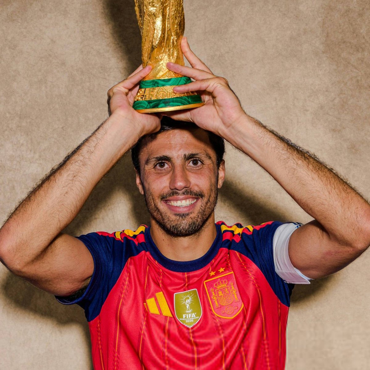 BarcaTimes's tweet photo. 🚨🎖️| 𝐁𝐑𝐄𝐀𝐊𝐈𝐍𝐆: Flick has CALLED RODRI to convince him to sign for Barça. [@monfortcarlos] #fcblive 💣 https://t.co/YxOnOPqoUN