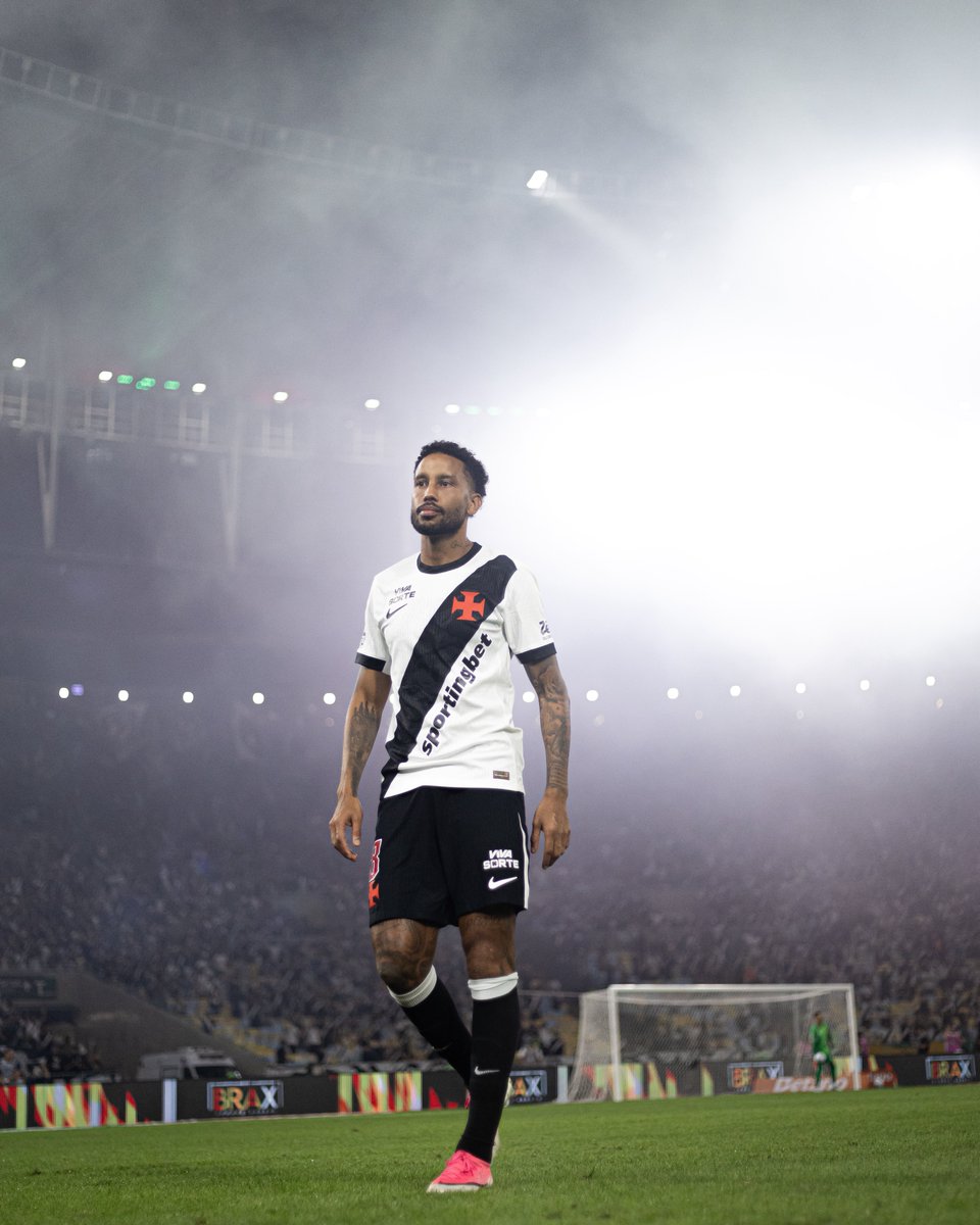 newscolina's tweet photo. Que categoria, meu volante! É a tropa do 🎱

📸 Matheus Lima/Vasco da Gama https://t.co/toMsjCpNFB