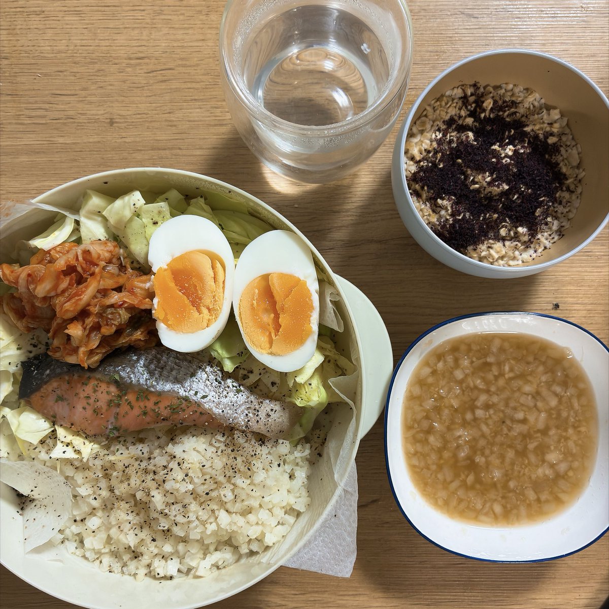 4ryv5's tweet photo. #食事記録

夜ご飯　鮭の蒸籠蒸し🐟、ゆかりのせオートミール(340)

どうしても鮭が食べたかった！体が脂質を欲してる気がする💦つけだれはおろし玉ねぎと生姜でさっぱりさせてみた☺️

#ダイエット
#ダイエット垢さんとつながりたい https://t.co/wVlMCy9tKT
