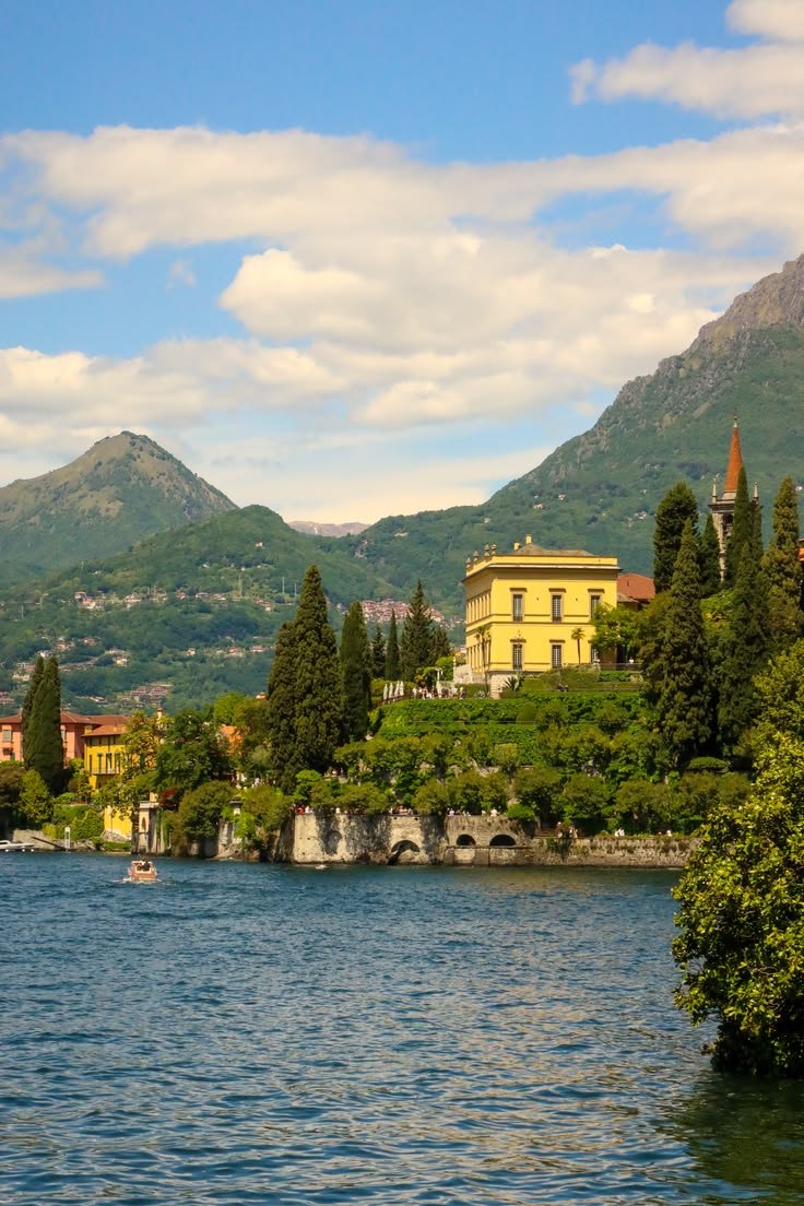 echoesofworld's tweet photo. Lake Como, Italy https://t.co/CiCdd41Qga