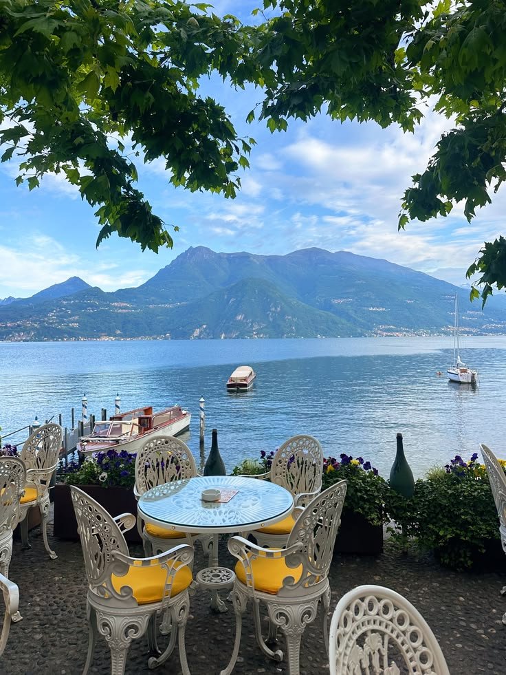 echoesofworld's tweet photo. Lake Como, Italy https://t.co/CiCdd41Qga