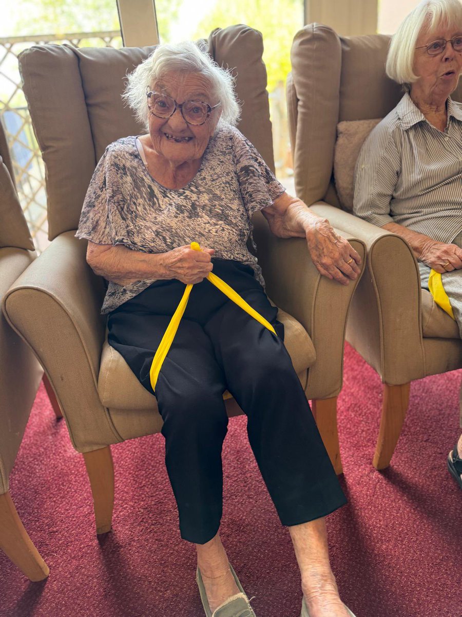 Bristolcarehome's tweet photo. ๐ช Weekly Physio Session with Zion ๐ถ
This morning at Glebe House, our residents enjoyed their weekly exercise class with our very own physio, Zion! ๐
#GlebeHouse #PhysioSession #TheraBand #KeepingActive #GentleExercise #CareHomeLife https://t.co/JqAsn8fzZr
