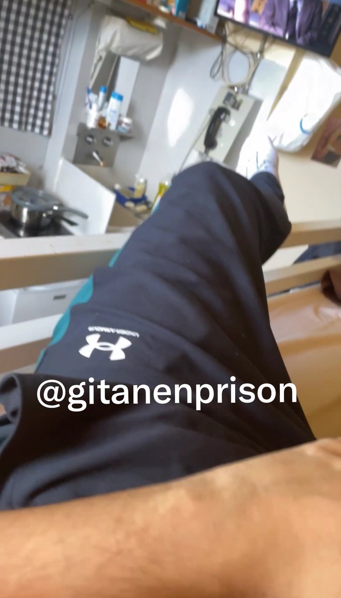 gitanenprison's tweet photo. Ptite branle pendant que y’a pas mes co wlh j’en pouvais plus 

#prison #cellule #gitan #rebeu #dz #voyageur https://t.co/81XHc8KHIb