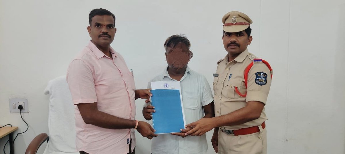 sp_kamareddy's tweet photo. రౌడీషీటర్ కాట్యాడ బాపురావుపై PD యాక్ట్ అమలు
🔹దోపిడీ,బలవంతపు వసూళ్లు,క్రిమినల్ బెదిరింపుల కేసుల్లో కీలక నిందితుడు
🔹ప్రజలను భయభ్రాంతులకు గురిచేసిన రౌడీషీటర్‌పై ఏడాది నిర్బంధం
👉 సంఘవ్యతిరేక శక్తులపై కఠిన చర్యలు కొనసాగుతాయి:జిల్లా ఎస్పీ రాజేష్ చంద్ర,IPS 
#KamareddyPolice #PDAct https://t.co/NEtDEyFzJo