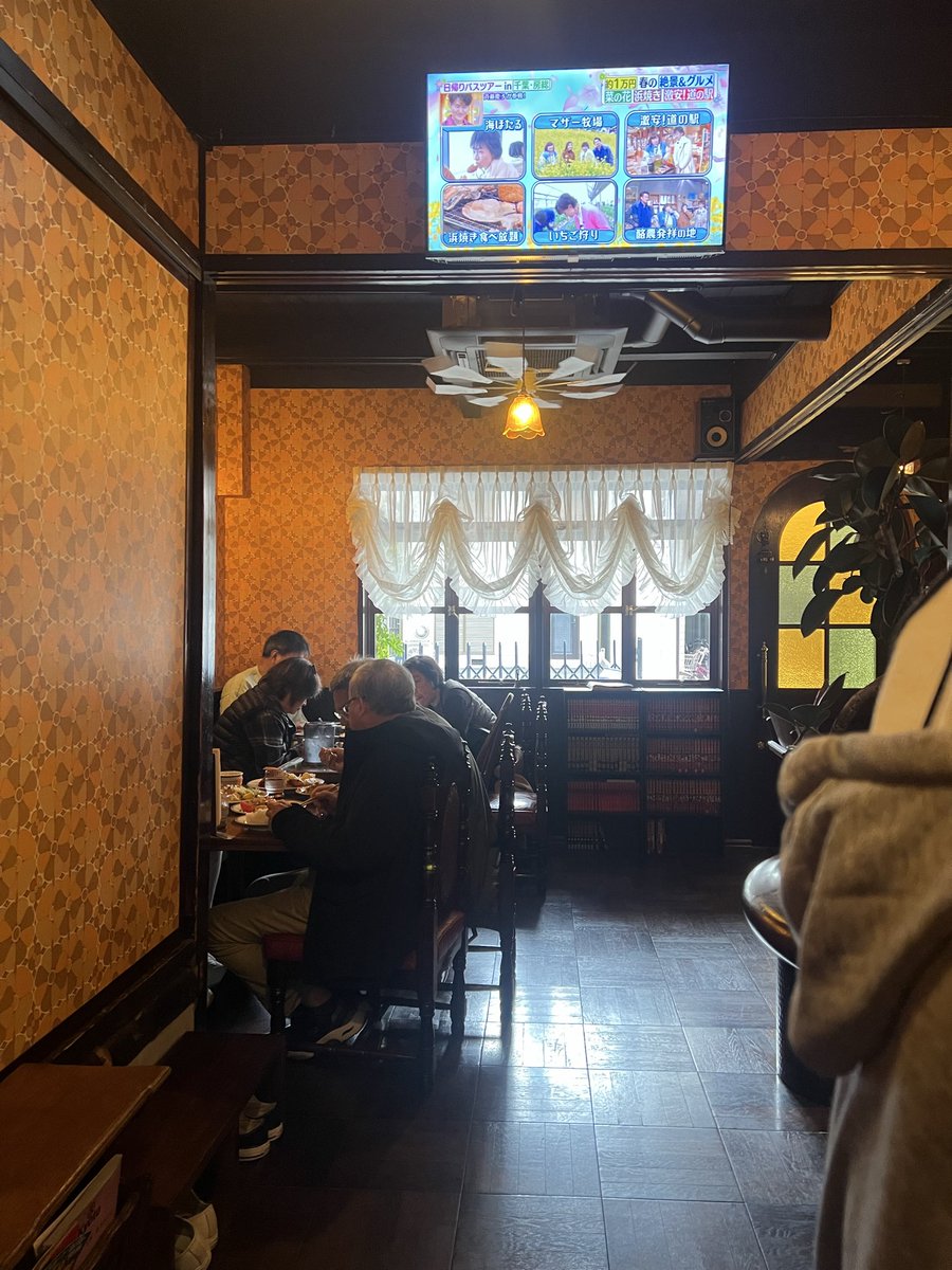 naokinish's tweet photo. 旅行と暮らしの違いは、お店にある。
旅行では人気店へ。
暮らしでは、
「今日はあの店へ。」
お気に入りの喫茶店でランチを食べ、
夜はバーで一杯。
京都で暮らすと、
そんな一日が日常になります。
7日間の京都暮らし Day5
#京都暮らし #二拠点居住 #京都グルメ #SymTurns https://t.co/7pCiuR55hN