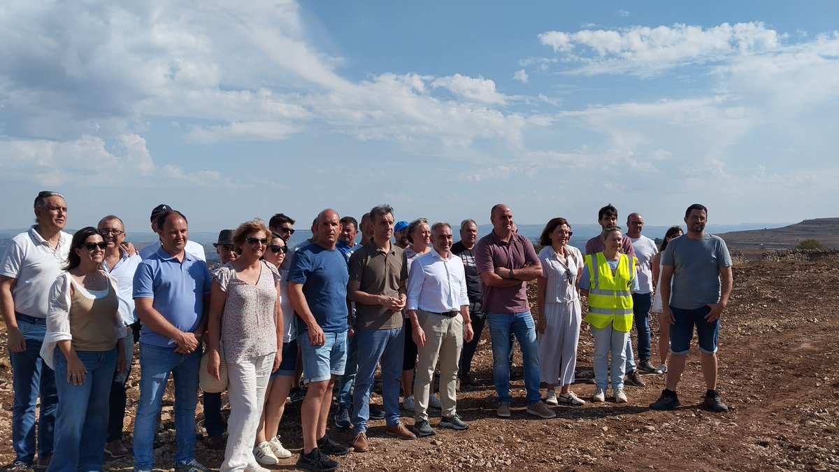 ava_asaja's tweet photo. La @GVAagricultura habilitará balsas en el interior de Castellón para suministrar agua a la ganadería. 

Ganaderos de @ava_asaja asisten a la presentación de las obras en Castellfort, que habían reivindicado para afrontar las épocas de sequía.

▶️ https://t.co/q1tTmTpDlT https://t.co/Roju7pGW02