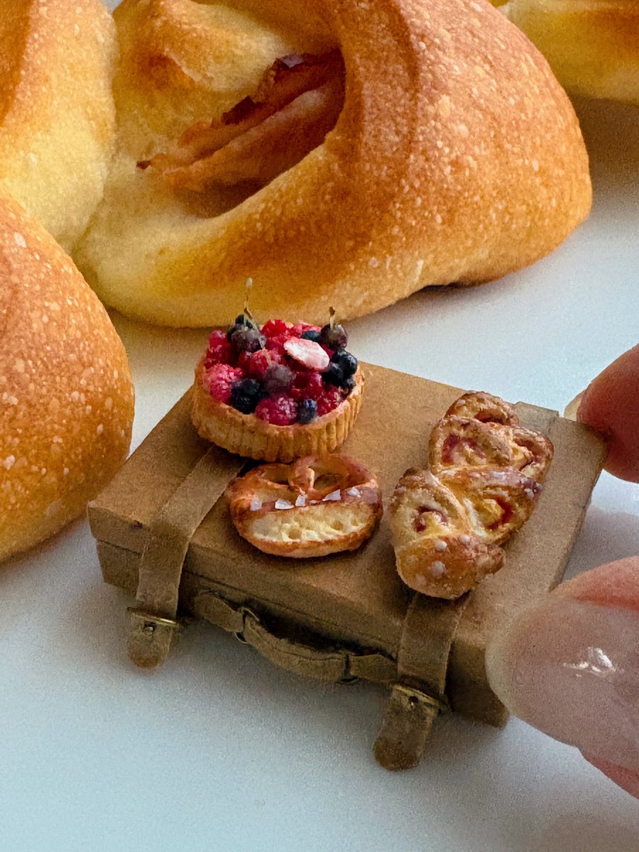 fraise9_nao's tweet photo. アンティーク風トランク💼とフルーツタルト🍓ベーコンエピ🥓プレッツェル🥨 https://t.co/OS9KY2pAH9