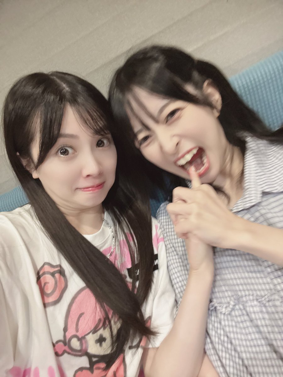 0927_yuina's tweet photo. LustQueen 新曲 RECしてきました👑
今回の楽曲も2人とも作詞参加してます🙌

ぜひぜひ〜〜お楽しみに〜〜🖤⚡️ https://t.co/0YI5h1yYn0