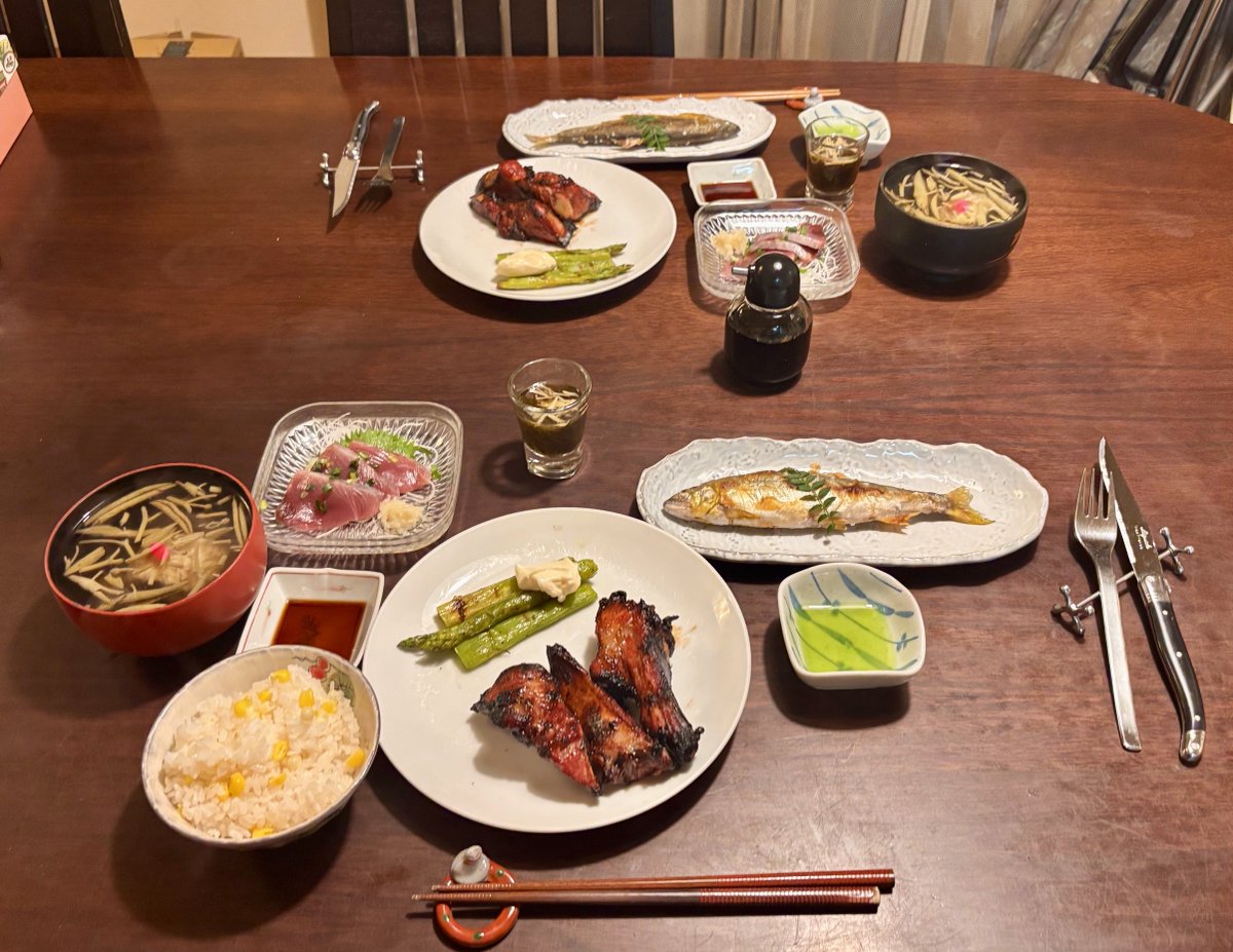 mogimari47's tweet photo. 今夜のおうちご飯は、鮎の塩焼き、スペアリブのオーブン焼きと那須高原のアスパラ、鰹のお刺身、もずく酢、鱧とジュンサイのお椀、玉蜀黍ご飯という夏らしいメニュー（材料は全て吉池で調達！）＃鮎　＃スペアリブ
＃鱧　＃ジュンサイ https://t.co/8rl5YZtAuA