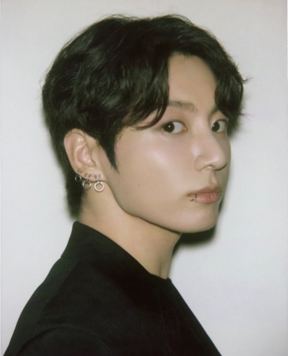 mogumogujk_bts's tweet photo. 同じ画角で撮影するとかCHANEL様感謝すぎる😭😭😭😭😭

2025.11                           2026.06 https://t.co/l9jfgrUNNa