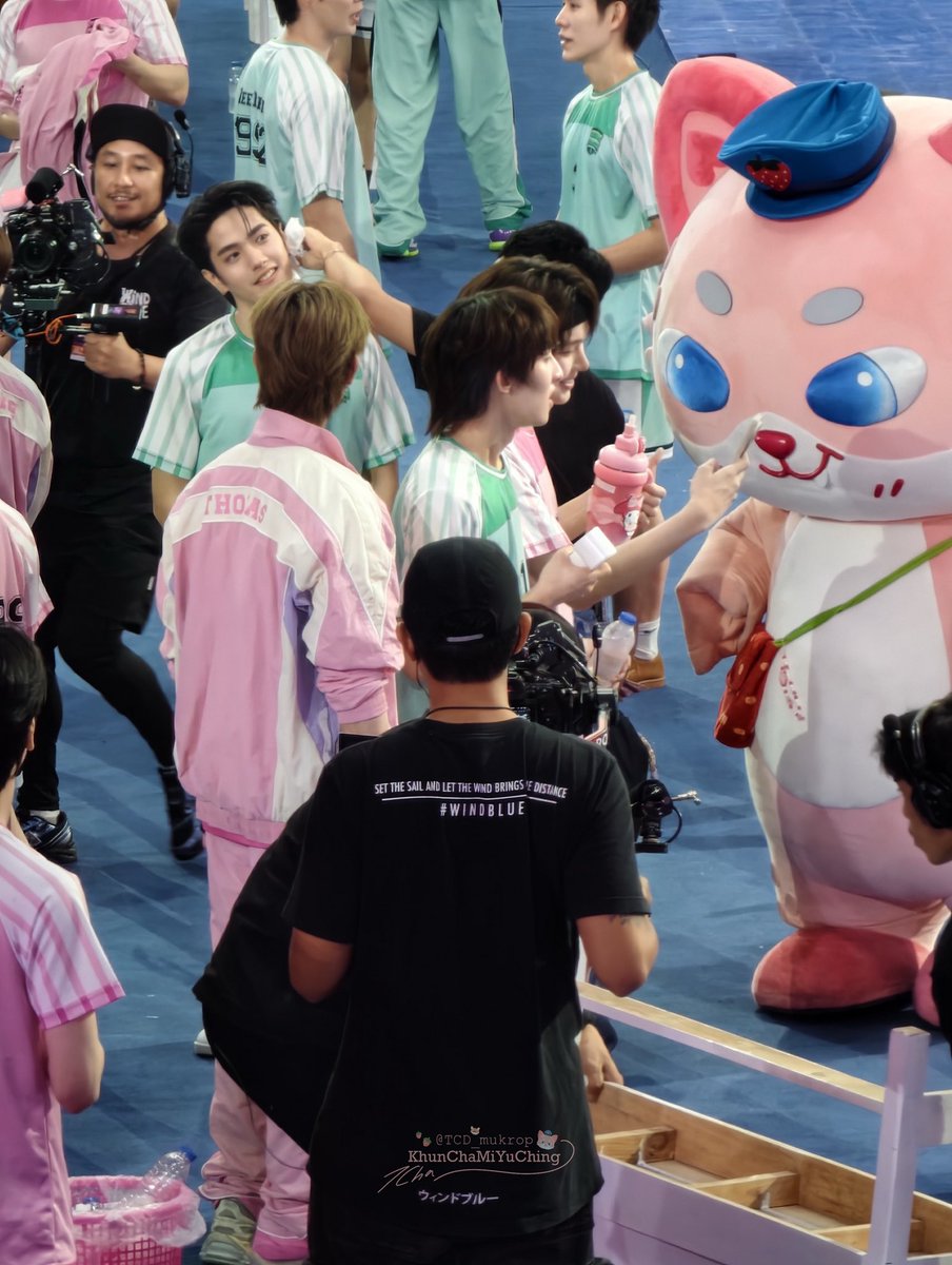 TCD_mukrop's tweet photo. ; ไม่หรอกแกก็คิดมาก เค้าถ่ายรูปหลังแข่งกันไงอาจจะเบียดกัน
: งั้นดูนี่ดิที่ก็กว้างอยู่นะ ไปโอบไหล่ต่อหน้าพี่ๆเค้าอีก ไม่คบยังไงวะ

#Thomaskong #โทมัสก้อง
THOMASKONG TOKY GAME ON https://t.co/HZ2EC3YzpY