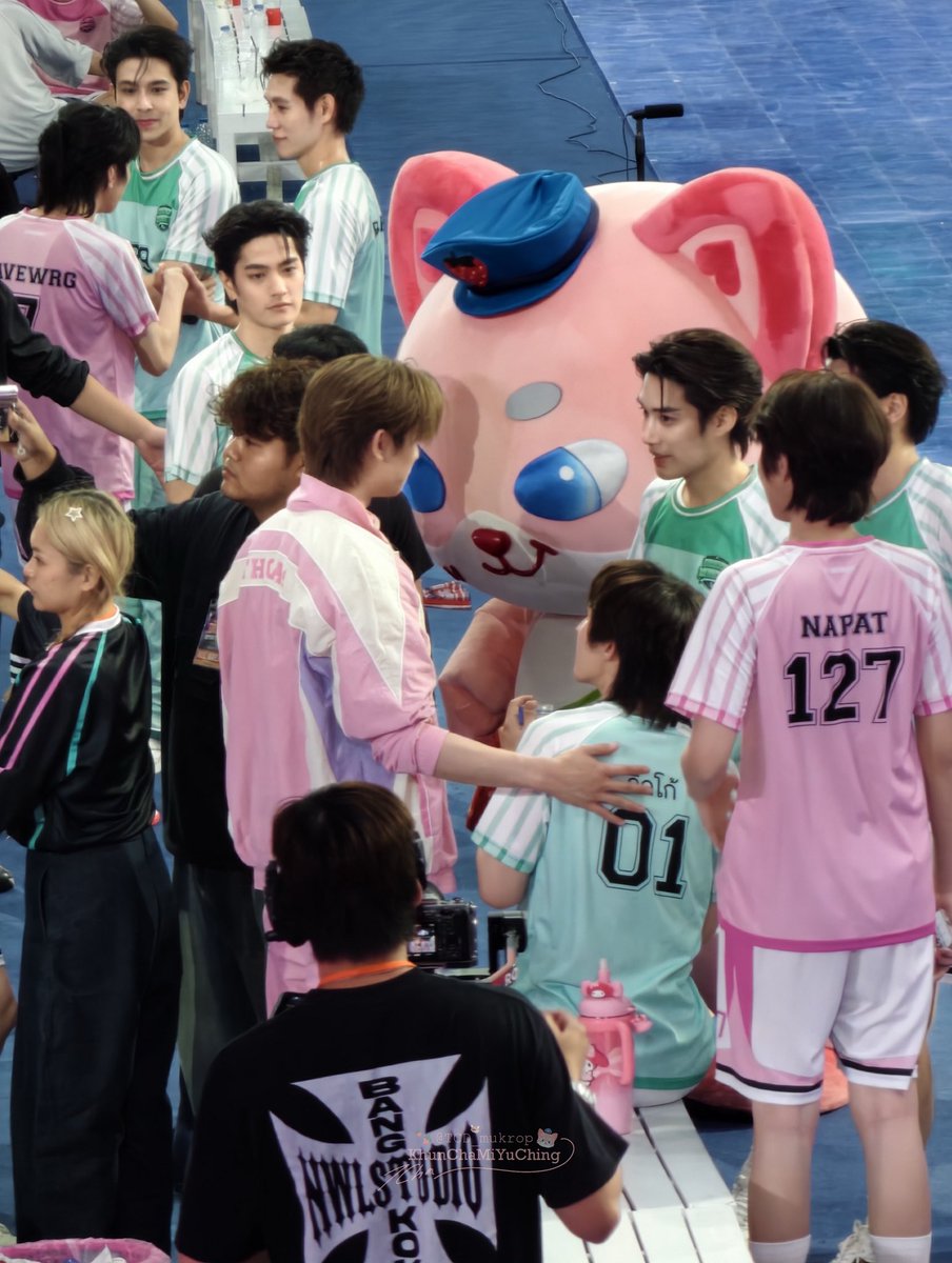 TCD_mukrop's tweet photo. ; ไม่หรอกแกก็คิดมาก เค้าถ่ายรูปหลังแข่งกันไงอาจจะเบียดกัน
: งั้นดูนี่ดิที่ก็กว้างอยู่นะ ไปโอบไหล่ต่อหน้าพี่ๆเค้าอีก ไม่คบยังไงวะ

#Thomaskong #โทมัสก้อง
THOMASKONG TOKY GAME ON https://t.co/HZ2EC3YzpY