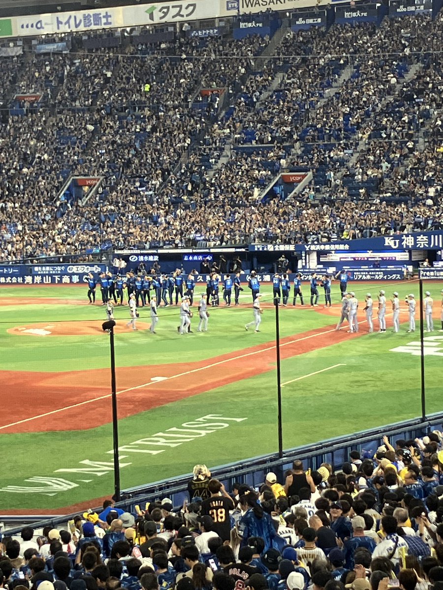 DEGINkun's tweet photo. 残念(><)明日は勝つぞベイスターズ
外野の客席の上に緑色のネットを張っているよ
ドローン対策の様です
現地より https://t.co/QLJcZDy5uy