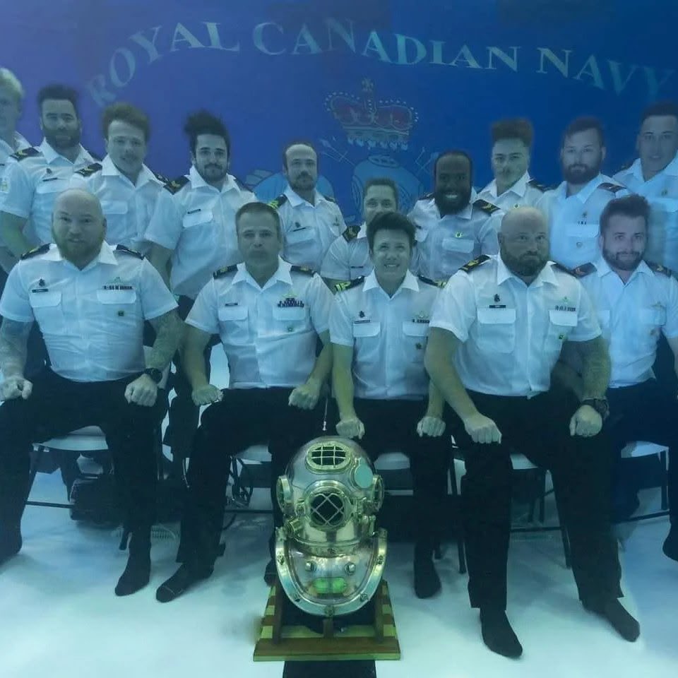 EnsedeCiencia's tweet photo. 🤿 Bajo el agua, así posan los buzos de la Marina Real Canadiense en su fotografía oficial de graduación. Esta tradición simboliza la disciplina, la coordinación y el dominio que desarrollan tras completar uno de los entrenamientos submarinos más exigentes del mundo. 🌊📸 https://t.co/zDpBHIwMSK