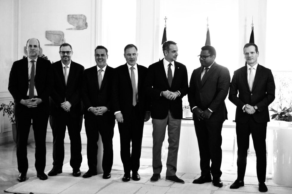 RenaDourou's tweet photo. Για “ισχυρή ψήφο εμπιστοσύνης” στην ηλεκτρική σύνδεση Ελλάδας - Κύπρου, που “ενισχύει τη χρηματοδότηση και επιταχύνει την υλοποίησή του”, μιλά η κυβέρνηση με αφορμή είσοδο του γαλλικού επενδυτικού ομίλου Meridiam ως πλειοψηφικού μετόχου στο μεγάλο έργο της ΕΕ. Η πραγματικότητα διαψεύδει την προπαγανδιστική αισιοδοξία της κυβέρνησης.
 
Πρόκειται για θολή συμφωνία που αφήνει ανοικτά ερωτήματα όπως :

1. θα ζητηθεί άδεια για τις αδειοδοτήσεις και από την Τουρκία;

2. ποιο μέρος θα κάνει τις μισθώσεις των εμπλεκόμενων σκαφών;

3. τι θα συμβεί αν η Τουρκία παρεμποδίσει ξανά, όπως το 24 στην Κάσο, την πόντιση του καλωδίου;

4. θα ζητηθεί η άδεια της Τουρκίας;

Κρίσιμα ερωτήματα που εκκρεμούν καθώς η δεξιά κυβέρνηση δεν έχει απαντήσει στην προκλητική στάση της Τουρκίας που ζητά επιθετικά να καταστεί ρυθμιστικός παράγοντας σε κάθε ενεργειακό σχέδιο στην Ανατολική Μεσόγειο, διεκδικώντας συνεκμετάλλευση και συγκυριαρχία, επιβάλλοντας έτσι την αναθεωρητική ατζέντα της “Γαλάζιας Πατρίδας”, σε βάρος του διεθνούς δικαίου και των κυριαρχικών δικαιωμάτων της Ελλάδας. Το διαπιστώσαμε πριν από δύο χρόνια στην Κάσο.
 
Η κυβέρνηση δεν διαθέτει συνεκτική εθνική στρατηγική και το επικίνδυνο αυτό κενό δεν καλύπτεται με προπαγανδιστικές θριαμβολογίες με εκλογικό φόντο.
 
Ο ΣΥΡΙΖΑ-Π.Σ παραμένει σταθερά προσηλωμένος στον διάλογο με την Τουρκία, με καθαρές κόκκινες γραμμές, στο πλαίσιο του διεθνούς δικαίου, της ειρήνης στην περιοχή και των συμφερόντων της χώρας μας, χωρίς πατριδοκάπηλες λογικές. Κάτι που προϋποθέτει καθαρή εθνική στρατηγική την οποία μπορεί να διασφαλίσει μόνο μια προοδευτική κυβέρνηση.