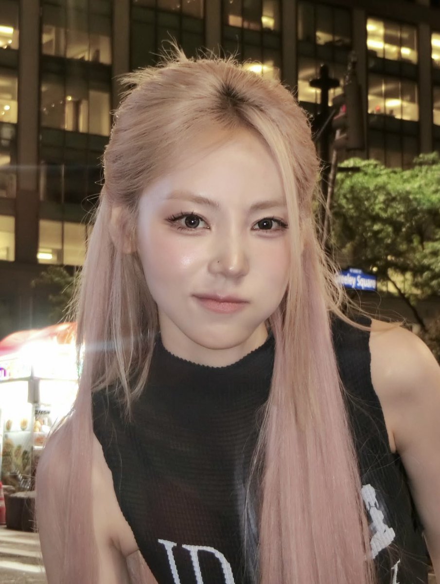 jmnblossom's tweet photo. pink hair jinsoul is my favourite thing ever https://t.co/C94zBJLpVa